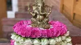 Ganpati Decoration With White Roses